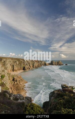 Eine Küstenlandschaft von Logan’s Rock und Pedn Vounder in Treen in West Cornwall mit einem interessanten bewölkten Himmel Stockfoto