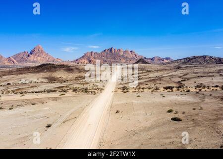 Schotterstraße zu den Bergen der spitzkoppe Stockfoto