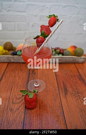 Erdbeer Gin und Tonic Cocktail im Glas. Leckere und fruchtige Cocktails in Gläsern serviert Stockfoto