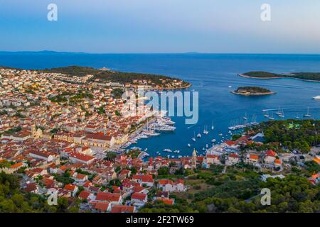 Blick auf die Inseln Hvar und Pakleni in Kroatien Stockfoto