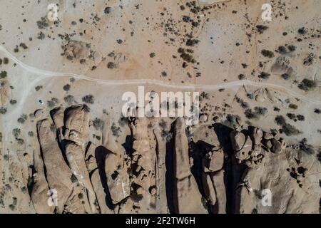 Luftbild einer Schotterstraße um die Berge von spitzkoppe Stockfoto