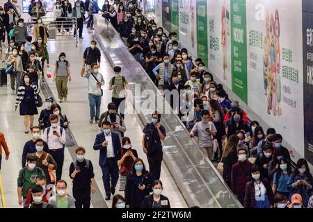 Hongkong, China. März 2021, 12th. Pendler mit Gesichtsmasken als vorbeugende Maßnahme gegen die Ausbreitung des Coronavirus Covid-19 gehen durch die Central MTR Station.Hongkong hat eine Spitze von neuen Coronavirus (Covid-19) Infektionen gemeldet, wobei die Mehrheit von ihnen mit dem Cluster verbunden ist, der in einem Fitnessstudio im Bezirk Sai Ying Pun stammt. (Foto von Isaac Wong/SOPA Images/Sipa USA) Quelle: SIPA USA/Alamy Live News Stockfoto