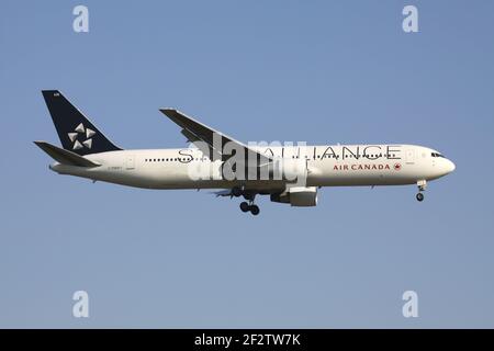 Air Canada Boeing 767-300 in Star Alliance-Lackierung mit Registrierung C-FMWY im Finale für Start- und Landebahn 07R des Frankfurter Flughafens. Stockfoto