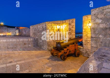 Sonnenuntergang Blick auf Hof der spanischen Festung in kroatisch Hvar Stockfoto