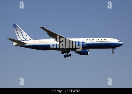 United Airlines Boeing 777-200 mit Registrierung N772UA im Finale für Start- und Landebahn 07R des Frankfurter Flughafens. Stockfoto