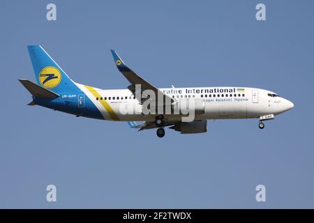 Ukraine International Airlines Boeing 737-300 mit Registrierung UR-GAH im Finale für die Startbahn 07R des Frankfurter Flughafens. Stockfoto