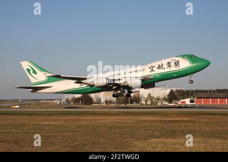 Chinesische Jade Cargo Boeing 747-400F mit der Registrierung B-2441 gerade am Frankfurter Flughafen. Stockfoto