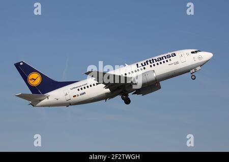 Die deutsche Lufthansa Boeing 737-500 mit der Registrierung D-ABIR ist gerade am Frankfurter Flughafen in Luft. Stockfoto