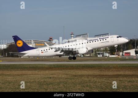 Deutsche Lufthansa Regional Embraer 190 mit Registrierung D-AECC gerade am Frankfurter Flughafen. Stockfoto