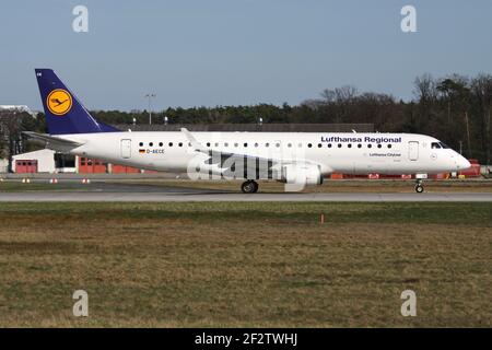 Deutsche Lufthansa Regional Embraer 190 mit Registrierung D-AECE auf Startbahn 18 (Startbahn West) des Frankfurter Flughafens. Stockfoto