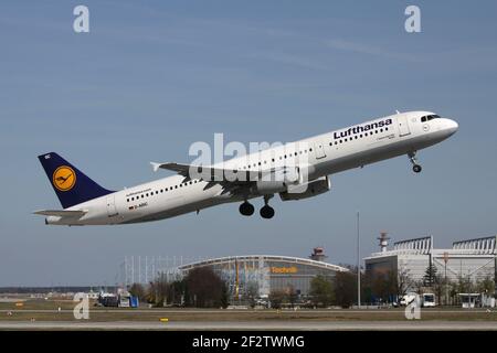 Deutscher Lufthansa Airbus A321-200 mit Registrierung D-AISC gerade am Frankfurter Flughafen. Stockfoto