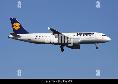 Deutscher Lufthansa Airbus A320-200 mit Registrierung D-AIZF im Finale für Start- und Landebahn 07R des Frankfurter Flughafens. Stockfoto