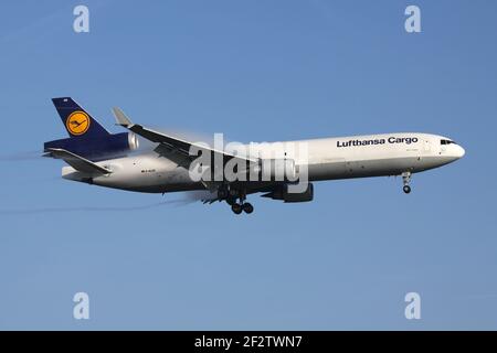 Deutsche Lufthansa Cargo McDonnell Douglas MD-11F mit Registrierung D-ALCK auf dem Finale für Start- und Landebahn 07R des Frankfurter Flughafens. Stockfoto