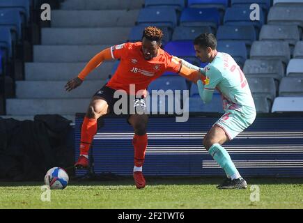 Kazenga LuaLua von Luton Town (links) und Kyle Naughton von Swansea City kämpfen beim Sky Bet Championship-Spiel in Kenilworth Road, Luton, um den Ball. Stockfoto