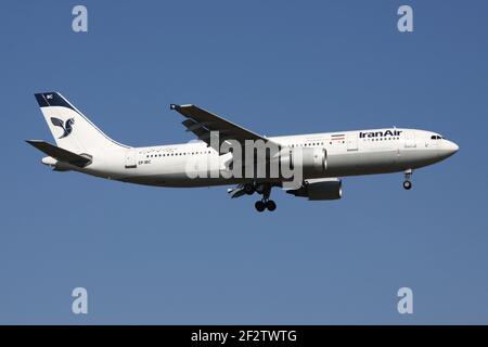 Iran Air Airbus A300-600 mit Registrierung EP-IBC im Finale für Start- und Landebahn 07R des Frankfurter Flughafens. Stockfoto