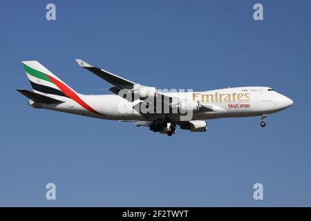 Emirates SkyCargo Boeing 747-400F mit Registrierung N415MC im Finale für Start- und Landebahn 07R des Frankfurter Flughafens. Stockfoto