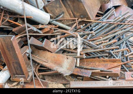 Haufen von Schrott mit Betonstahl und Baumaschinen Stockfoto