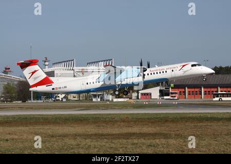 Tyrolean Airways Bombardier Dash 8 Q400 mit Registrierung OE-LGD in österreichischer Pfeilschnur am Frankfurter Flughafen. Stockfoto