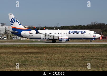 Türkische SunExpress Boeing 737-800 mit Registrierung TC-SUH auf Startbahn 18 (Startbahn West) des Frankfurter Flughafens. Stockfoto