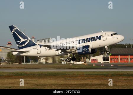 Rumänischer Tarom Airbus A318-100 mit Registrierung YR-ASD gerade am Frankfurter Flughafen. Stockfoto