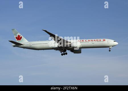 Air Canada Boeing 777-300 mit Registrierung C-FRAM im Finale für Start- und Landebahn 07R des Frankfurter Flughafens. Stockfoto