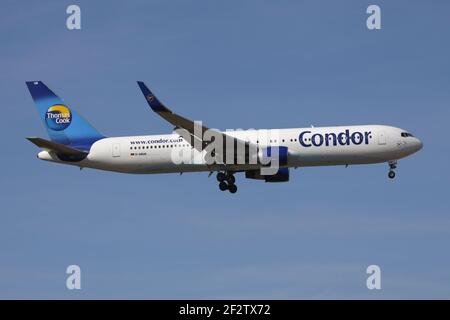 Deutsche Condor Boeing 767-300 mit Registrierung D-ABUA im Finale für Start- und Landebahn 25L des Frankfurter Flughafens. Stockfoto