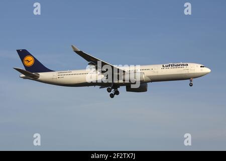 Deutscher Lufthansa Airbus A330-300 mit Registrierung D-AIKF im Finale für Start- und Landebahn 07R des Frankfurter Flughafens. Stockfoto