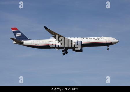 US Airways Airbus A330-300 mit Registrierung N273AY im Kurzfinale für Start- und Landebahn 07R des Frankfurter Flughafens. Stockfoto