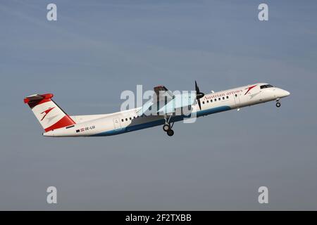 Tyrolean Airways Bombardier Dash 8 Q400 in österreichischer Pfeilen-Lackierung mit Registrierung OE-LGI gerade am Frankfurter Flughafen. Stockfoto