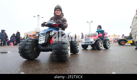 Minsk, Weißrussland. März 2021, 13th. Kinder fahren elektrische Spielzeugfahrzeuge während der Maslenitsa-Festlichkeiten in Minsk, Weißrussland, 13. März 2021. Maslenitsa ist ein religiöser Feiertag, um den Beginn des Frühlings zu feiern. Kredit: Zhinkov Henadz/Xinhua/Alamy Live Nachrichten Stockfoto