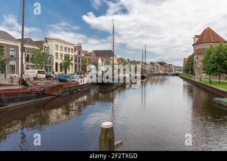 Stadtbild Niederländische Stadt Zwolle mit Kanal und alten Segelschiffen Stockfoto