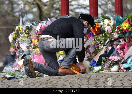 Clapham Common, London, Großbritannien. März 2021, 13th. Menschen, die ihre Anerkennung zollen und Blumen für Sarah Everard am Bandstand in Clapham Common vergelten. Kredit: Matthew Chattle/Alamy Live Nachrichten Stockfoto