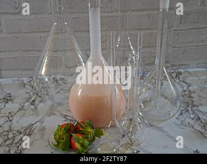 Labormilchshake in der Flasche. Schmackhafter Shake im Labor hergestellt und serviert Stockfoto