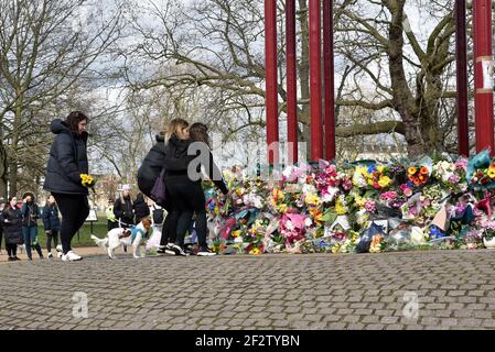 Clapham Common, London, Großbritannien. März 2021, 13th. Menschen, die ihre Anerkennung zollen und Blumen für Sarah Everard am Bandstand in Clapham Common vergelten. Kredit: Matthew Chattle/Alamy Live Nachrichten Stockfoto