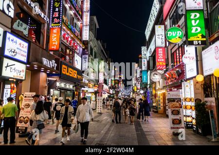 Suwon, Südkorea. 28th Mai 2017. Beleuchtete Schilder und bunte Neonschilder in einer Fußgängerzone bei Nacht in Suwon, Südkorea. Stockfoto