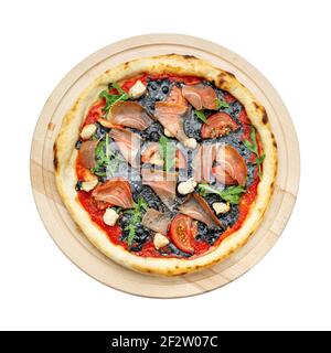 Köstliche Pizza mit Mozzarella, Tintenfisch Tinte, serviert auf einem Holzteller isoliert auf weißem Hintergrund. Konzept für Werbeflyer und Poster für Stockfoto