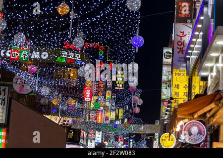 Suwon, Südkorea. 28th Mai 2017. Beleuchtete Schilder und bunte Neonschilder in einer Fußgängerzone bei Nacht in Suwon, Südkorea. Stockfoto