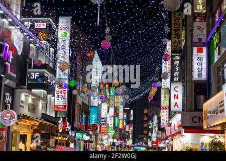 Suwon, Südkorea. 28th Mai 2017. Beleuchtete Schilder und bunte Neonschilder in einer Fußgängerzone bei Nacht in Suwon, Südkorea. Stockfoto