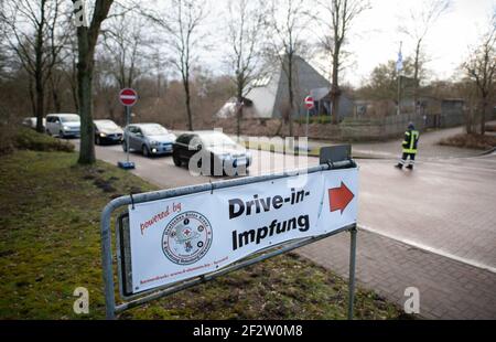 13. März 2021, Niedersachsen, Bremervörde: Zahlreiche Autos stehen vor der Einfahrt zur Einfahrimpfung. Senioren über 80 Jahren können in der Stadt Bremervörde mit der Drive-in-Methode auf dem Beifahrersitz eines Autos gegen Corona geimpft werden. Foto: Daniel Reinhardt/dpa Stockfoto