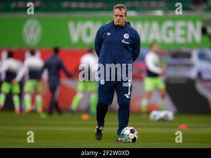 13. März 2021, Niedersachsen, Wolfsburg: Fußball, Bundesliga, VfL Wolfsburg - FC Schalke 04, Matchday 25, Volkswagen Arena: Schalkes Co-Trainer Michael 'Mike' Büskens läuft über das Spielfeld. Foto: Swen Pförtner/dpa Stockfoto