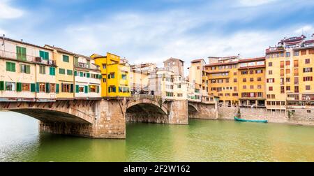 Ponte Vecchio über dem Arno in Florenz, Toskana in Italien Stockfoto