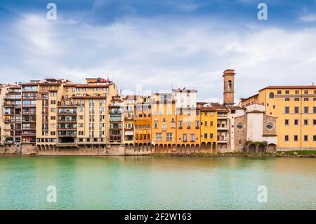 Fassaden von Häusern am Arno in Florenz in der Toskana, Italien Stockfoto