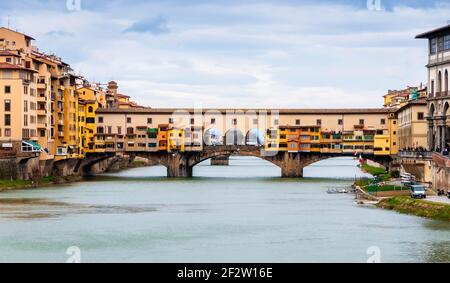 Ponte Vecchio über dem Arno in Florenz, Toskana in Italien Stockfoto