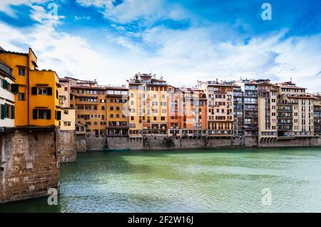 Fassaden von Häusern am Arno in Florenz in der Toskana, Italien Stockfoto