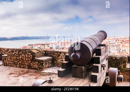 Alte Bronzenkanone von Saint George Burg und Panorama von Lissabon im Hintergrund in Portugal Stockfoto