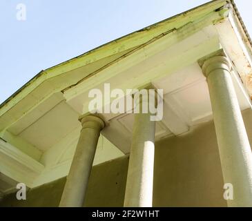 Fragment der Fassade des hellen Gebäudes mit den großen runden Säulen. Selektiver Fokus. Stockfoto