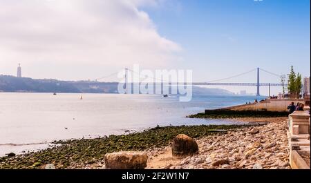 Das Ufer des Tejo und die Brücke vom 25. April Im Nebel von Lissabon in Portugal Stockfoto