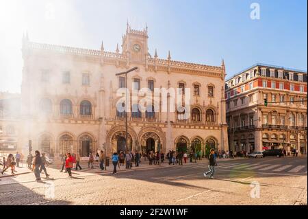 Rauchen Sie vor dem Bahnhof Lissabon in Portugal Stockfoto