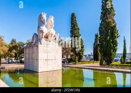 Eine der beiden Hippocampus-Statuen am westlichen Rand des vorderen Teils des Platzes im Parc do Imperio in Lissabon, Portugal Stockfoto