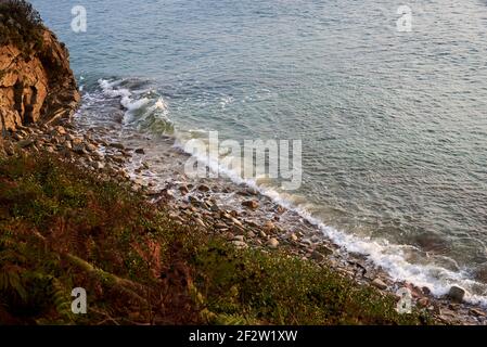 Kiesstrand am Atlantik bei Kerhostin auf Quiberon in Bretagne Stockfoto